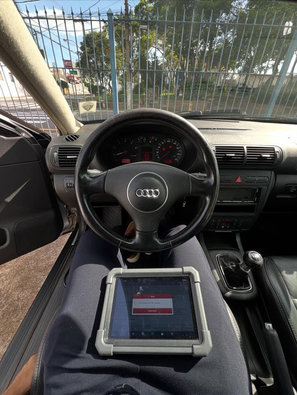 Equipamento de diagnóstico no interior de um Audi A3 durante a verificação eletrônica